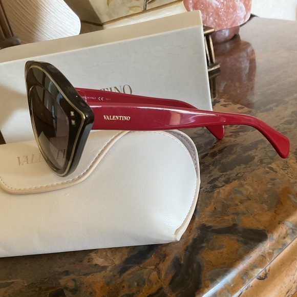 VALENTINO CAT EYE RED/BLACK WOMAN SUNGLASSES WITH CASE - Picture 4 of 16